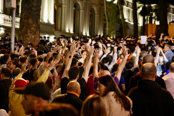 Фотоистория | Разгон полицией мирных протестующих против закона об иноагентах (30 апреля – 1 мая)