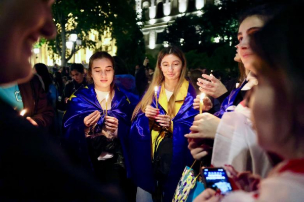 Фотоистория | Протестующие против российского закона вместе празднуют Пасху