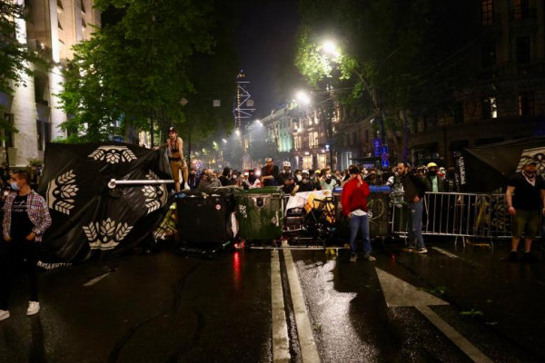 Фотоистория | Разгон полицией мирных протестующих против закона об иноагентах (30 апреля – 1 мая)