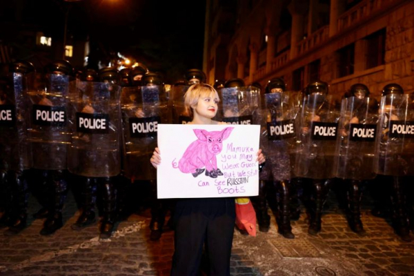 Фотоистория | Разгон полицией мирных протестующих против закона об иноагентах (30 апреля – 1 мая)