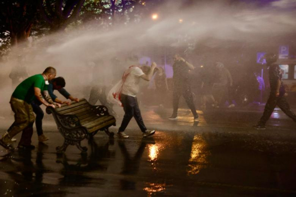 Фотоистория | Разгон полицией мирных протестующих против закона об иноагентах (30 апреля – 1 мая)