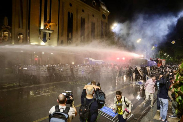 Фотоистория | Разгон полицией мирных протестующих против закона об иноагентах (30 апреля – 1 мая)