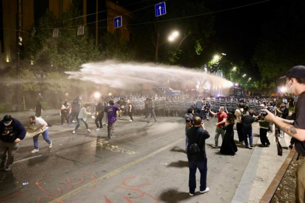 Фотоистория | Разгон полицией мирных протестующих против закона об иноагентах (30 апреля – 1 мая)