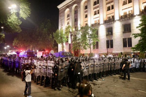 Фотоистория | Разгон полицией мирных протестующих против закона об иноагентах (30 апреля – 1 мая)