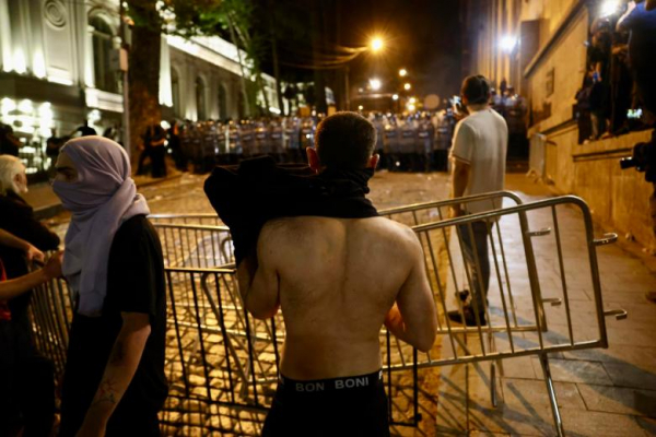 Фотоистория | Разгон полицией мирных протестующих против закона об иноагентах (30 апреля – 1 мая)