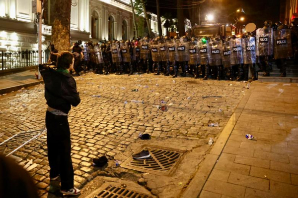 Фотоистория | Разгон полицией мирных протестующих против закона об иноагентах (30 апреля – 1 мая)