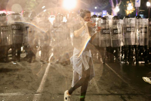 Фотоистория | Разгон полицией мирных протестующих против закона об иноагентах (30 апреля – 1 мая)