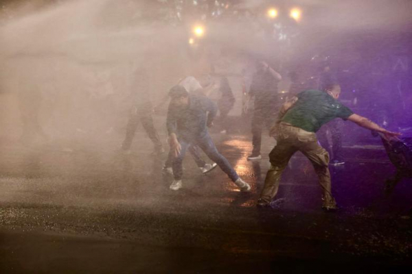 Фотоистория | Разгон полицией мирных протестующих против закона об иноагентах (30 апреля – 1 мая)