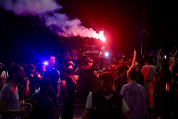 Фотоистория | Разгон полицией мирных протестующих против закона об иноагентах (30 апреля – 1 мая)