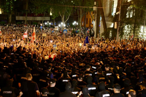 Фотоистория | Разгон полицией мирных протестующих против закона об иноагентах (30 апреля – 1 мая)