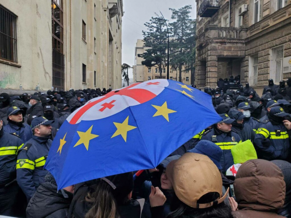 Фотоистория| Перед началом первой сессии Парламента 11-го созыва ночью прошла акция протеста