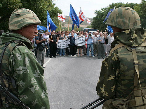 Выступая в Гори, Иванишвили обвинил внешние силы и ЕНД в войне 2008 года и принес извинения «осетинским братьям и сестрам»