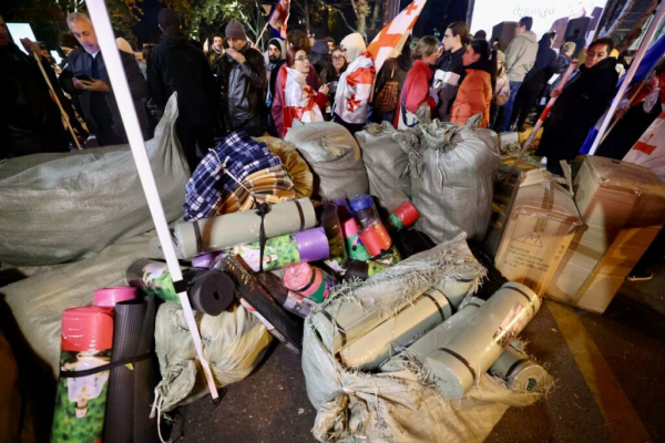 В Тбилиси проходит митинг «Верни свой голос», оппозиция разбила палатки возле ТГУ