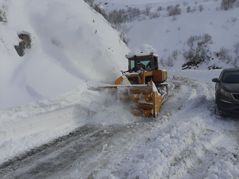 Ограничения на дорогах Грузии из-за снегопада: граница с Россией закрыта третий день