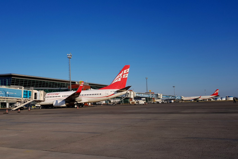 Пассажирский лайнер совершил аварийную посадку в аэропорту Тбилиси