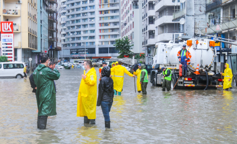 В Батуми проливные дожди затопили улицы и первые этажи зданий. ФОТО