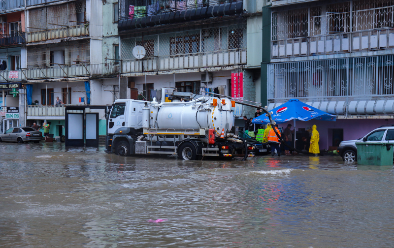 В Батуми проливные дожди затопили улицы и первые этажи зданий. ФОТО