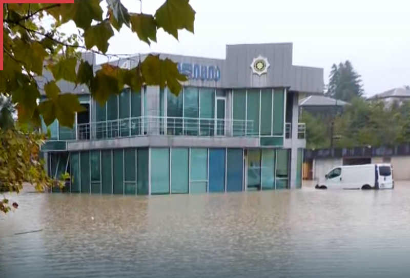 В Уреки сильный дождь затопил полицейский участок 